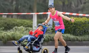 Người cha đồng hành cùng con trai bại não tham gia 56 cuộc thi marathon