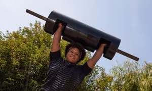 Cô gái Anh lập kỷ lục thế giới nâng tạ 135kg
