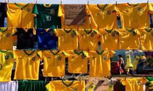 Lý do một số CĐV Brazil không mặc chiếc áo cổ động vàng - xanh huyền thoại