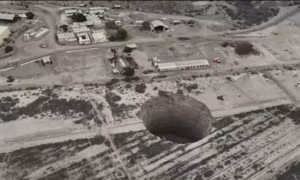 Cận cảnh hố tử thần khổng lồ làm trầm trọng khủng hoảng nước ở sa mạc Atacama 