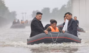 Chủ tịch Triều Tiên Kim Jong-un thị sát khu vực lũ lụt