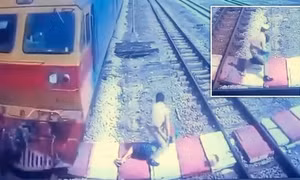 Video giải cứu cụ bà ngoạn mục ngay trước mũi tàu hỏa