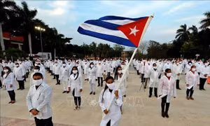 Hàng trăm bác sỹ Cuba sang Mexico giúp tăng cường nhân lực y tế