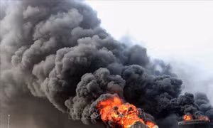 Saudi Arabia ném bom cảng tại Yemen