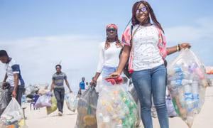 Sáng kiến đổi chai nhựa lấy học phí tại Nigeria