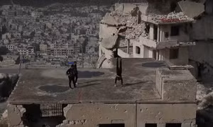 Thanh niên Syria tập thể thao mạo hiểm trên các tòa nhà đổ nát