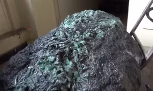 Madagascar phát hiện ngọc lục bảo 300 kg tại dinh tổng thống