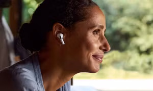 Apple đi sâu vào lĩnh vực sức khỏe với AirPods kiêm máy trợ thính