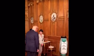 Thủ tướng Nhật Bản tặng Tổng thống Trump gậy golf của ông Abe