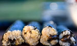 Độc lạ sushi ve sầu ở Mỹ