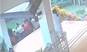 Video ban công sập do du khách chụp ảnh nhóm, nhiều người bị thương