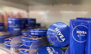 Nivea - chiếc hộp xanh lưu giữ mùi hương đánh thức một miền ký ức 