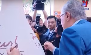 Chủ tịch nước và Tổng thống Kazakhstan thăm làng nghề gốm Chu Đậu