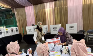 Cử tri Indonesia nhận quà ngọt ngào khi đi bầu cử ngày Valentine