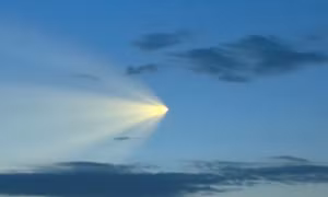 Giải mã ánh sáng giống UFO trên bầu trời Tân Cương, Trung Quốc