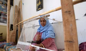 Thợ dệt Tunisia biến quần áo cũ thành thảm thân thiện môi trường