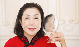 Người phụ nữ có lông mi dài nhất thế giới tự phá kỷ lục bản thân