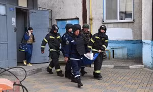 Video máy bay không người lái Ukraine lao vào chung cư ở Nga