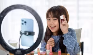Nguy hại từ xu hướng trẻ em bị lôi kéo vào ngành công nghiệp làm đẹp