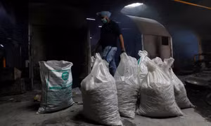 Những người tình nguyện gom tro cốt nạn nhân COVID-19 không có người nhận