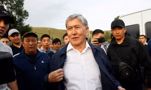 Người biểu tình phóng thích cựu Tổng thống Kyrgyzstan khỏi nhà tù