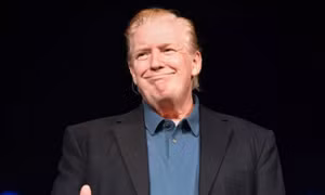 Tổng thống Trump bất ngờ xuất hiện với kiểu tóc mới