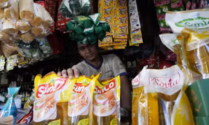 Indonesia mạnh tay ngăn chặn đầu cơ dầu ăn