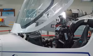 Cận cảnh robot phi công điều khiển máy bay