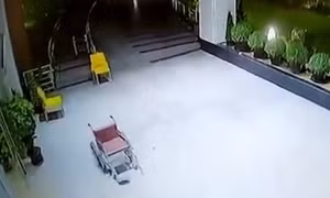 Rợn gáy cảnh xe lăn ‘ma’ di chuyển điên loạn trong bệnh viện Ấn Độ