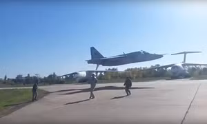 Thót tim xem cường kích SU-25 bay gần chạm đất