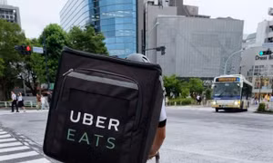 Nhật Bản: Công ty giao đồ ăn Uber Eats bị cáo buộc vi phạm luật nhập cư