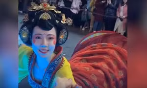 'Búp bê lật đật sống' gây sốt cộng đồng mạng Trung Quốc