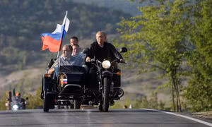 Video Tổng thống Nga Putin lái xe phân khối lớn cùng nhóm 'Sói đêm'