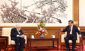 Cựu Ngoại trưởng Mỹ Kissinger bất ngờ đến thăm Trung Quốc, gặp Chủ tịch Tập Cận Bình