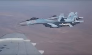 Cận cảnh tiêm kích Su-35 nhìn từ phi cơ chở Bộ trưởng Quốc phòng Nga