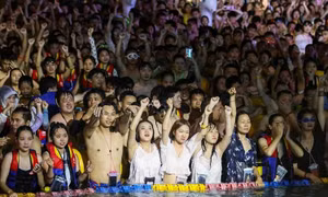 Công viên nước Vũ Hán đông nghịt thanh niên không khẩu trang, không giãn cách xã hội