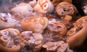 Ăn móng giò, sách bò, nội tạng động vật để giảm khí thải