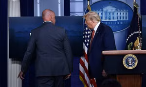Video mật vụ đột ngột hộ tống Tổng thống Trump rời phòng họp báo