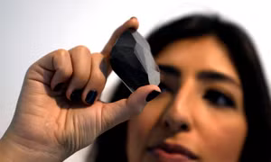 Cận cảnh viên kim cương đen 555,55 carat