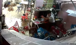 Báo Anh đăng video về cậu bé Việt Nam may mắn thoát chết khi mái nhà sập