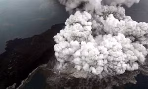 Núi lửa Indonesia 'lùn' đi sau đợt phun trào gây sóng thần