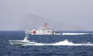 Tàu không người lái đầu tiên của Hải quân Mỹ di chuyển qua Eo biển Hormuz