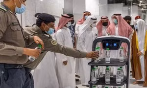 Robot thông minh phân phối 'nước thánh' tại Saudi Arabia