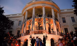 Tổng thống Trump và đệ nhất phu nhân tặng kẹo cho trẻ nhỏ nhân dịp Halloween
