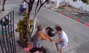 Kẻ cướp điện thoại phải chịu thua cụ bà 