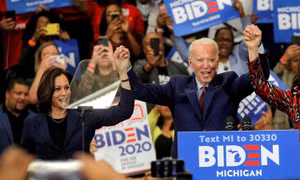 Thế giới tuần qua: Nga công bố vaccine ngừa COVID-19; ông Joe Biden ra mắt liên danh tranh cử