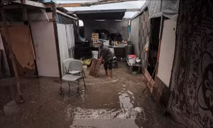 Đã chạm đến tận cùng khổ đau, nay người dân Gaza phải chịu cả mưa lớn, cướp bóc