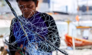 Lưới đánh cá biến thành dụng cụ phòng chống COVID-19 tại Thái Lan