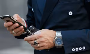 Lý do nhiều người sợ đeo đồng hồ xa xỉ Rolex, Patek Philippe tại châu Âu