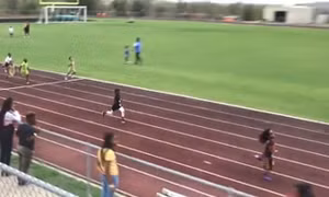Cậu bé 7 tuổi chạy như Usain Bolt trên đường đua
